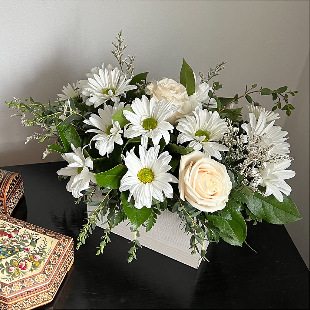Fresh Linen Box Bouquet –  The Flower Station, Paris TN